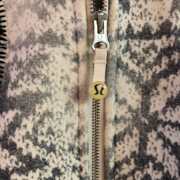 Lululemon limited edition size 2 - Picture 2 of 6